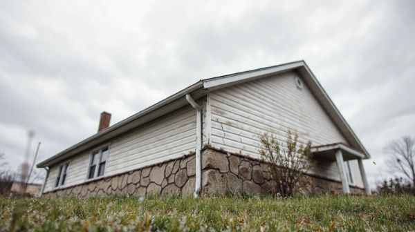 Quand solliciter un spécialiste pour les fissures de maison